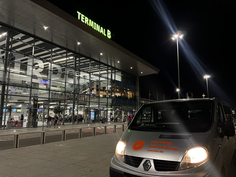 Bus Parkingu Panorama przed terminalem B lotniska Katowice nocą