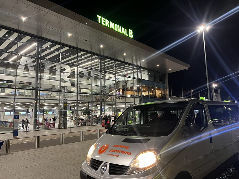 Bus Parkingu Panorama pod terminalem B lotniska Katowice