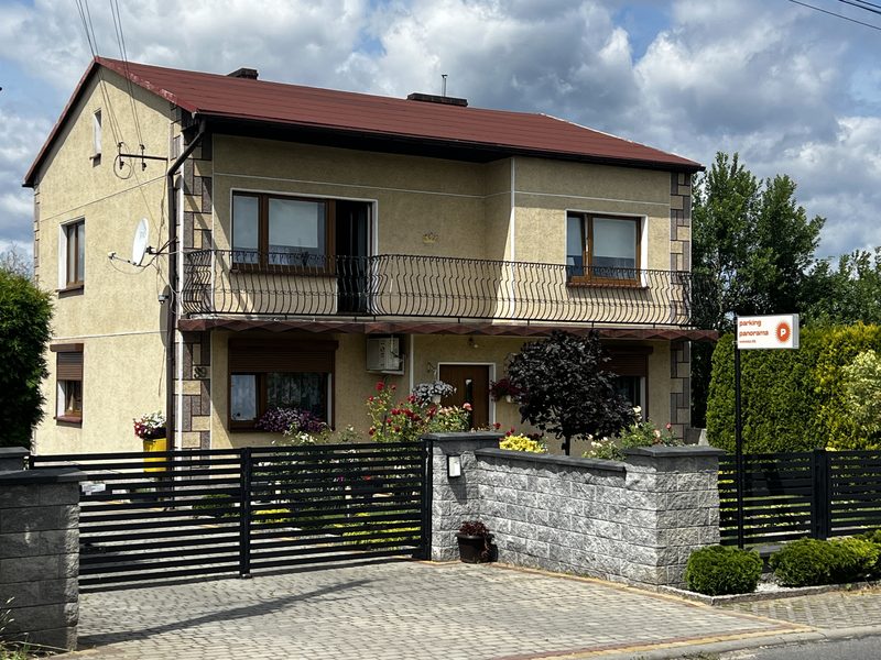 Brama wjazdowa na Parking Panorama przy ulicy Wolności 39 w Pyrzowicach